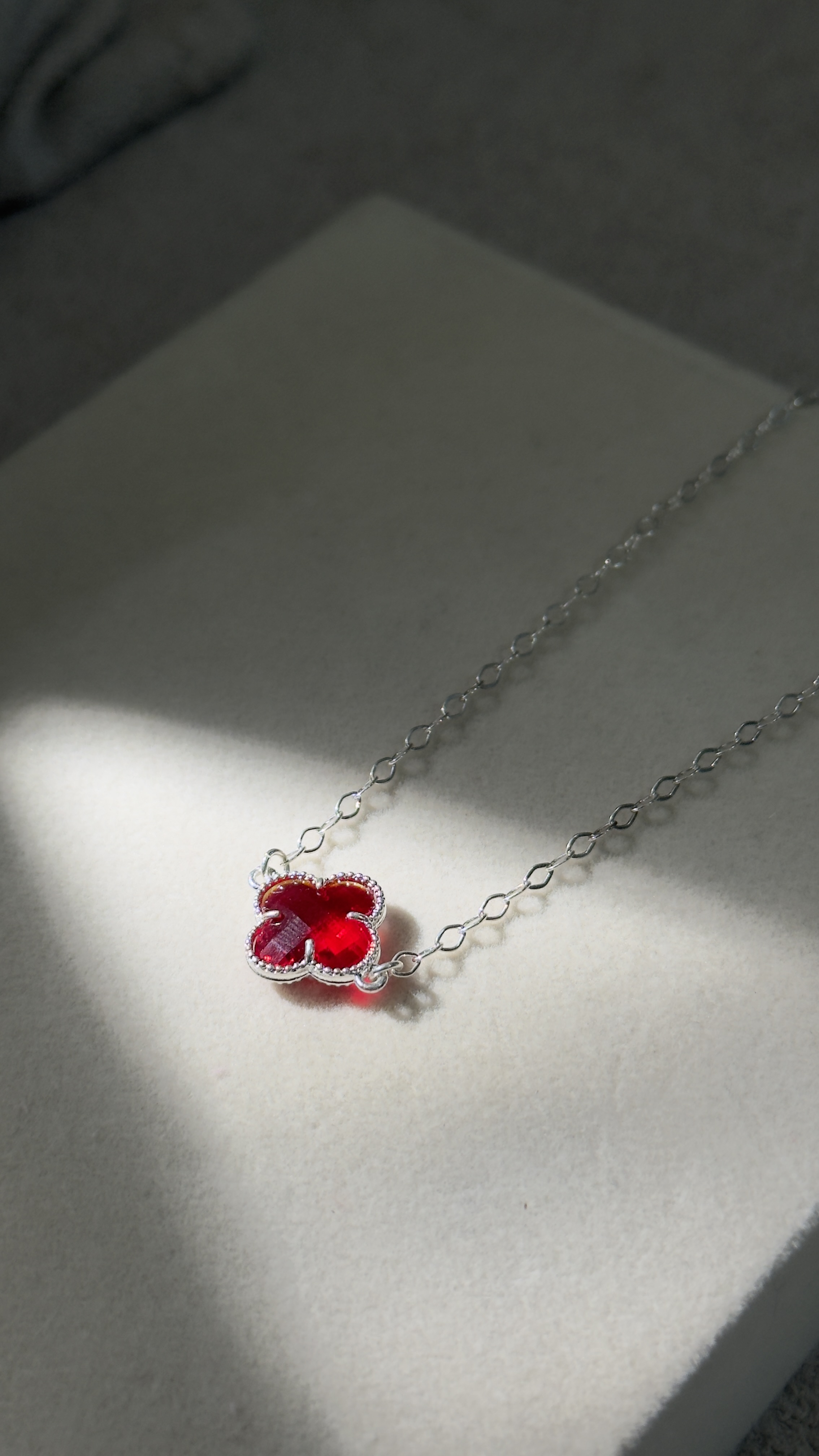 Colar Trevo Rubi Elegance