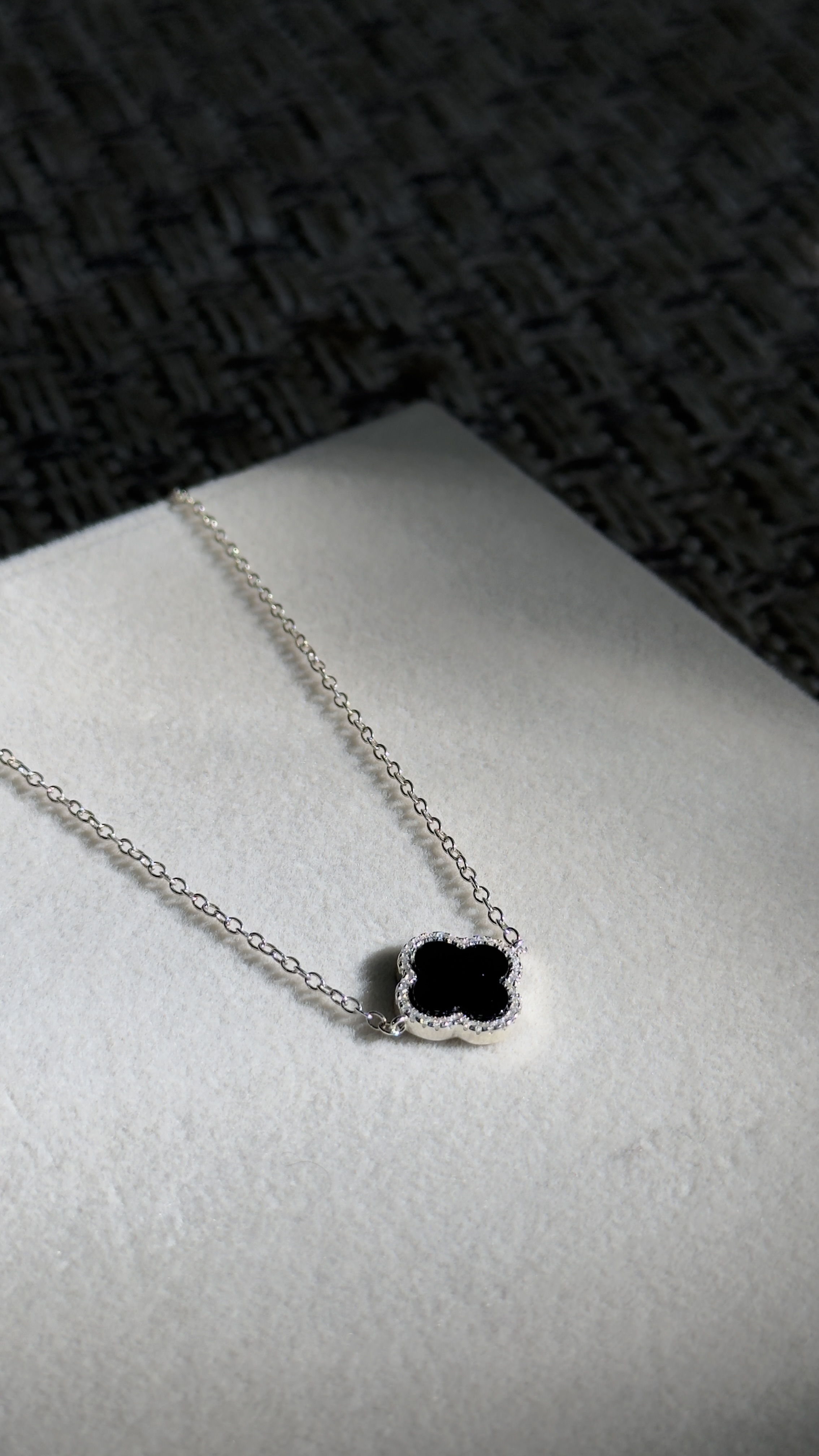 Colar Trevo Black Cravejado